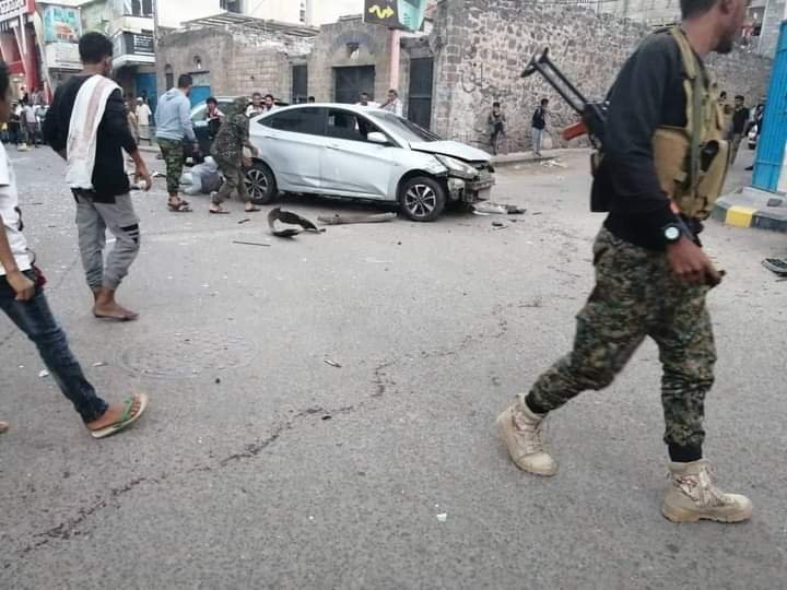 صور أولية للإنفجار العنيف الذي هز مدينة المعلا بعدن واستهدف سيارة قائد أمني 