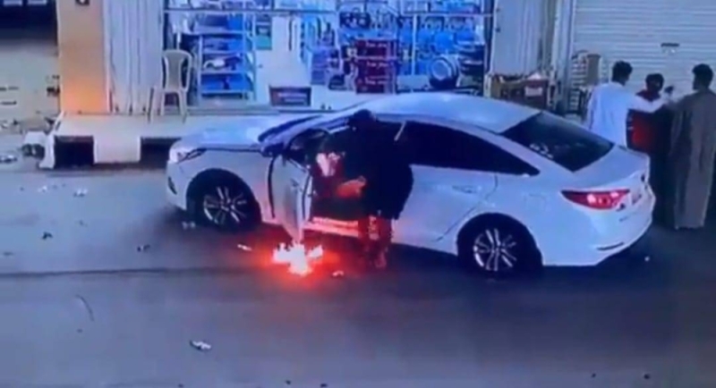 شاهد بالفيديو .. شاب  سعودي ينقذ سيارة من الإشتعال ينال إعجاب الجميع 
