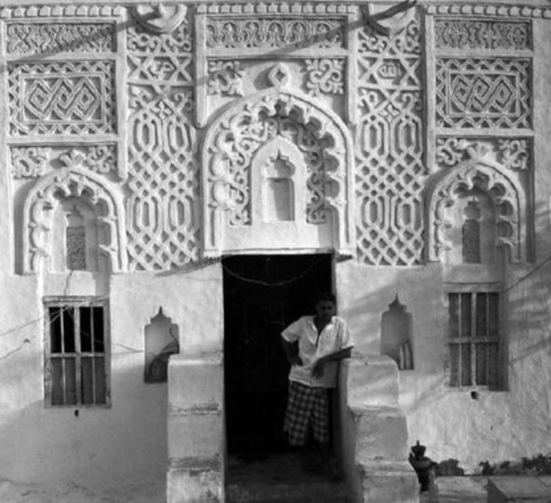 قيادي حوثي بارز يهدم ضريح إسلامي أثري لأبرز فقهاء الشافعية باليمن 
