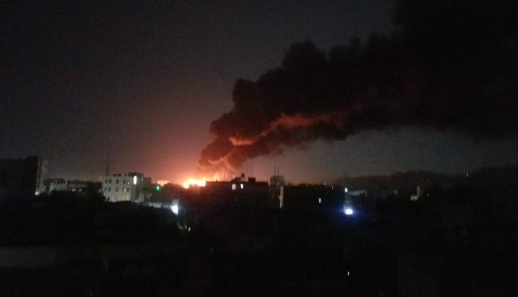 طيران التحالف يجدد استهداف هذه المواقع بغارات عنيفة بشكل اوسع في العاصمة صنعاء الآن .. 