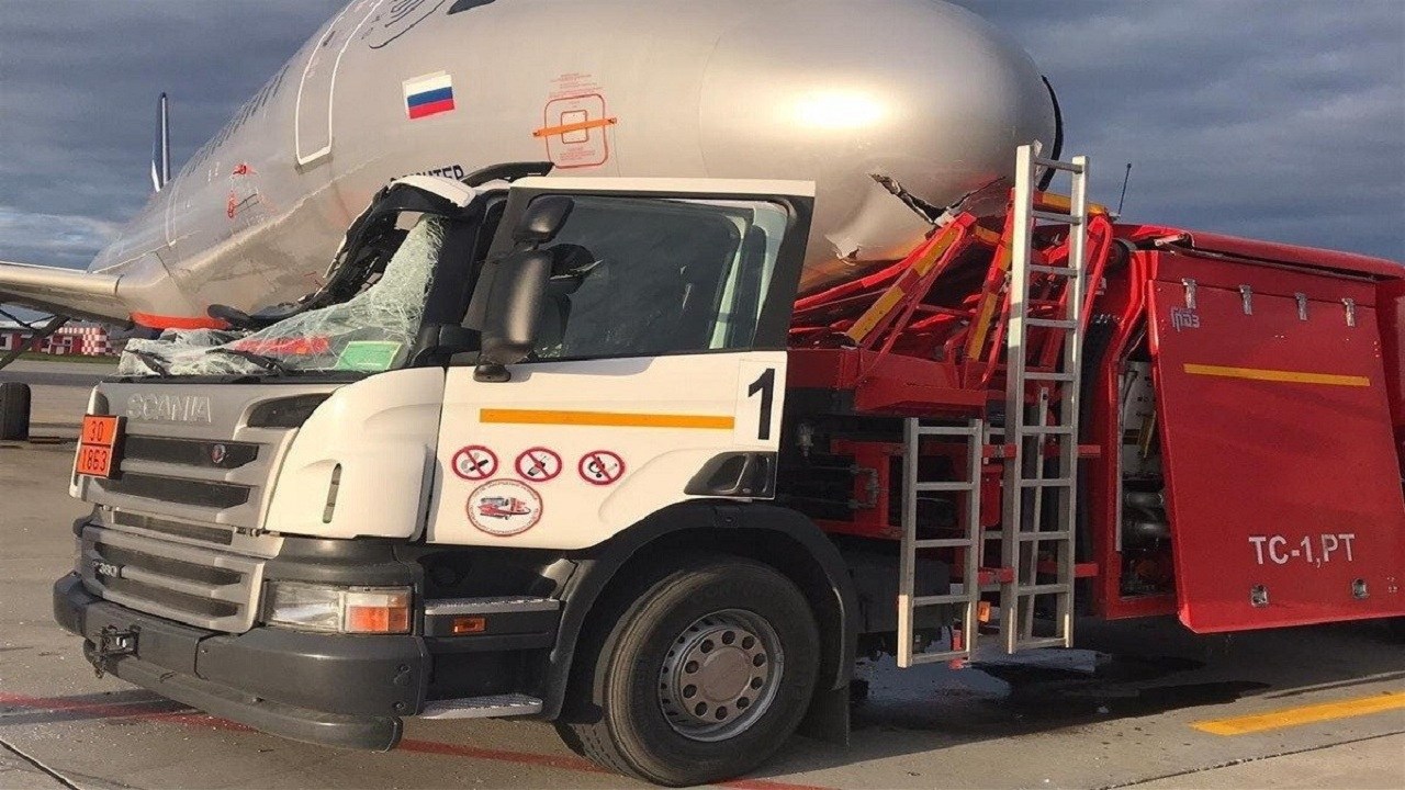 اصطدام طائرة ركاب بصهريج وقود ممتلئ في مطار روسي