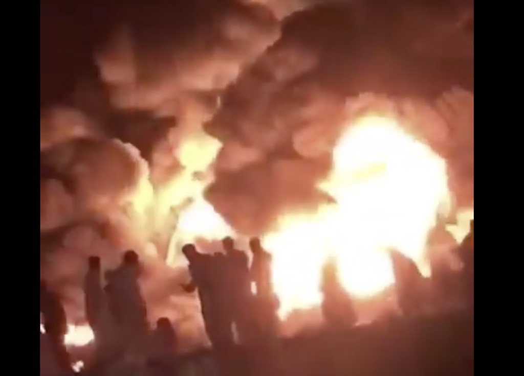 إندلاع حريق كبير في العاصمة السعودية الرياض وسيارات الاسعاف تهرع الى المكان .. فيديو