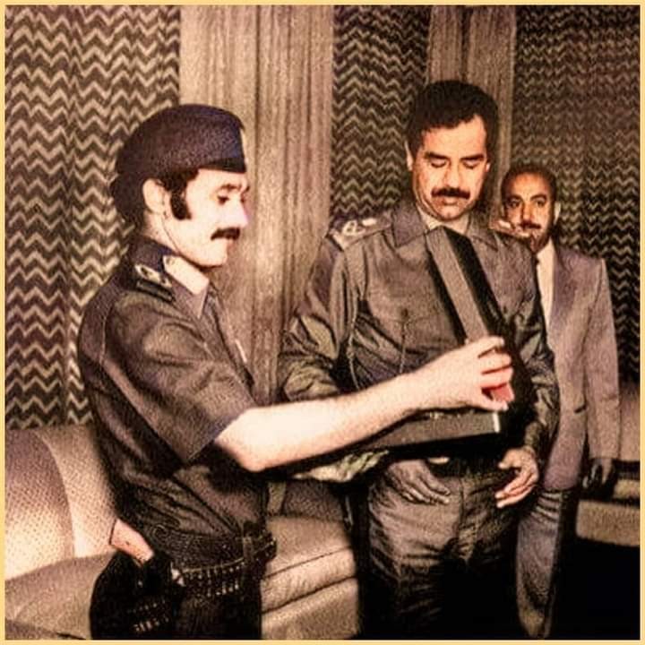 صورة نادرة جدا للرئيس الراحل" صالح "  اثناء تكريمه من " صدام حسين "  وهذا ما كان بحوزة الأول ؟