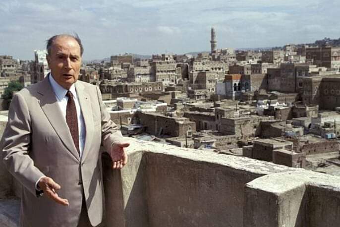 صورة نادرة لرئيس أحد الدول الأوروبية يقف على أسطح أحد المباني وسط مدينة صنعاء القديمة...وقدم إعتذاره لسكان صنعاء لهذا السبب!