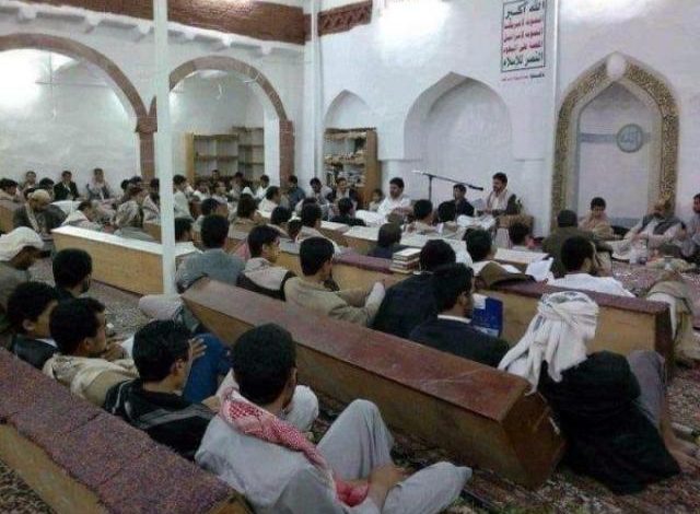 شاهد .. مصلون داخل مسجد في العاصمة صنعاء وعندما دخل عليهم خطيب حوثي و القاء السلام هذا ما فعلوه !! ( فيديو ) 