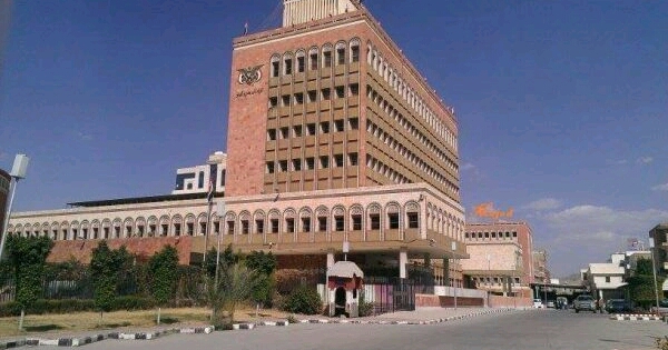 إحداها تعد ثالث أكبر شركة صرافة في اليمن .. مصادر مصرفية تكشف أسباب ايقاف الحوثيين لـ