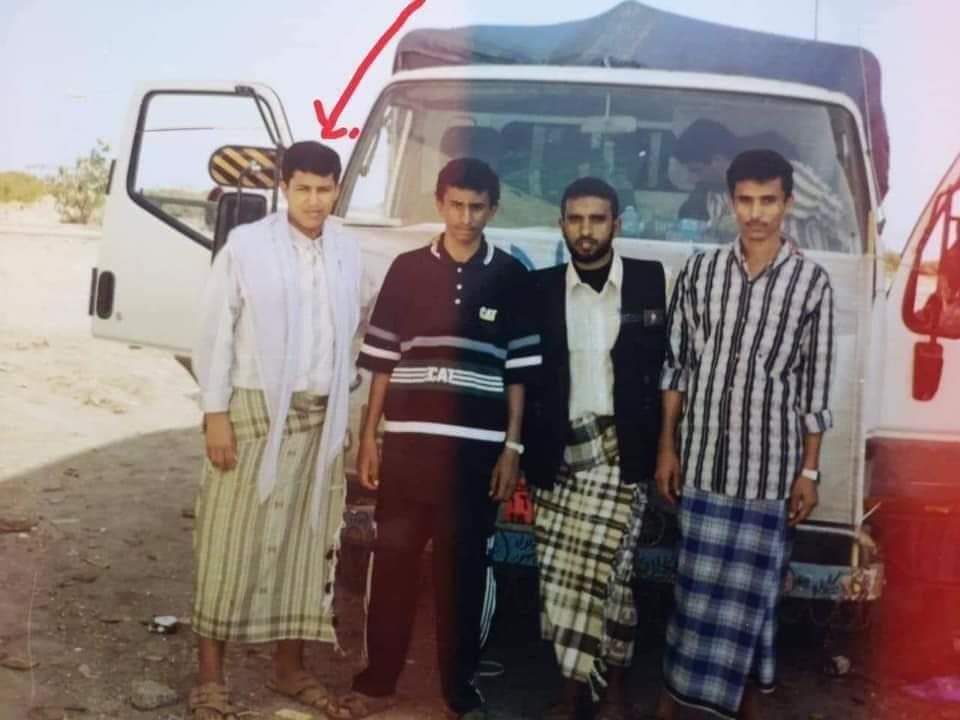 شاهد صورة نادرة لمسئول كبير في الرئاسة اليمنية وهو شاب تشعل مواقع التواصل .. وهذا ما كان يرتديه !