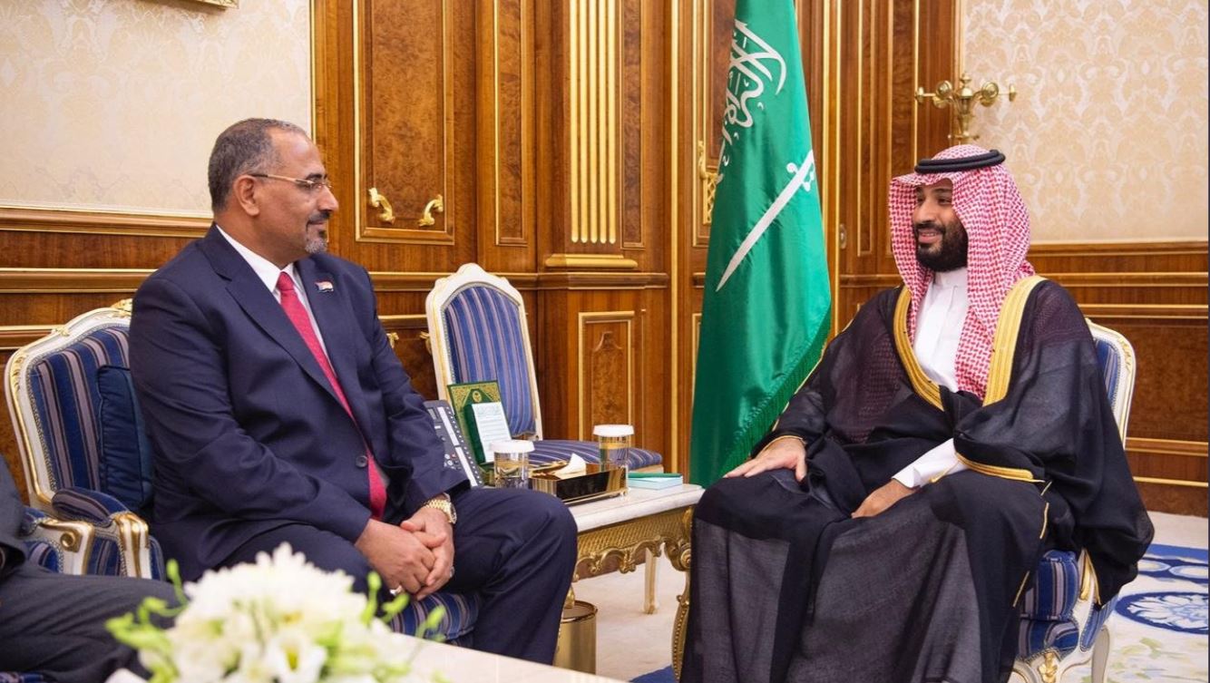 كواليس لقاء محمد بن سلمان وعيدروس الزبيدي بعد التوقيع على اتفاق الرياض 