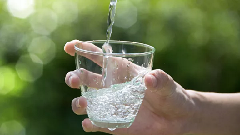 أهمية الإكثار من شرب الماء في الوقاية من فيروس كورونا !
