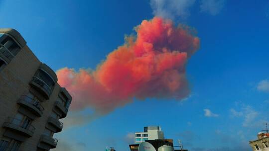 خبير يفسر اللون الوردي للانفجار في بيروت