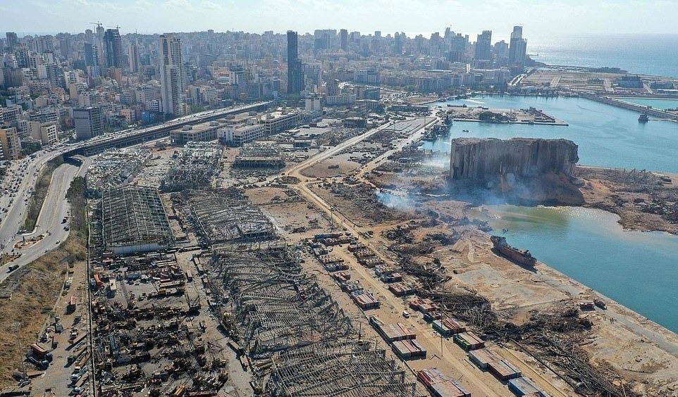   شاهد صور مؤلمة من أماكن واتجاهات مختلفة لحجم الدمار الضخم لانفجار مرفأ بيروت 