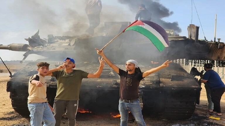 مقاتلين من القسام يحتجزون رهائن إسرائيليين في أوفاكيم خارج غلاف غزة