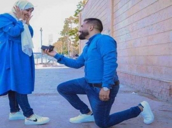 شاب يمني يثير جدلاً واسعاً لتبادلة دبل الخطوبة مع محبوبته وسط الشارع العام .. صور 