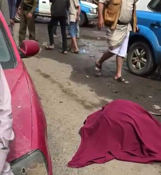 شاهد الصورة والفيديو .. مواطن يمني يذبح زوجته وابنه وسط الشارع في صنعاء  