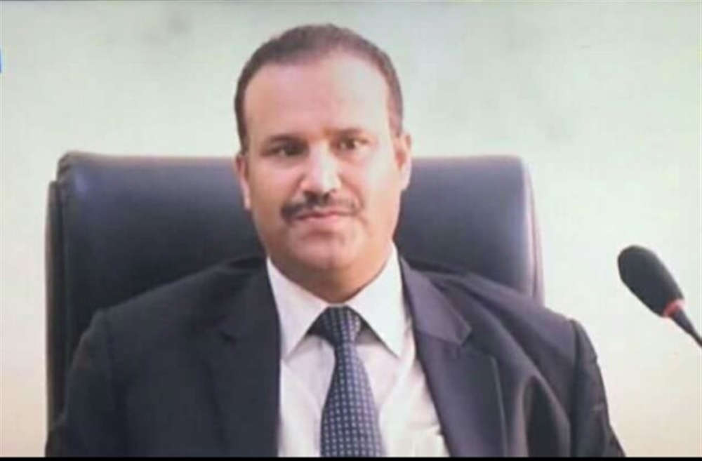أمين العاصمة يتسبب بوقف رواتب مئات الهاربين من جحيم الحوثي
