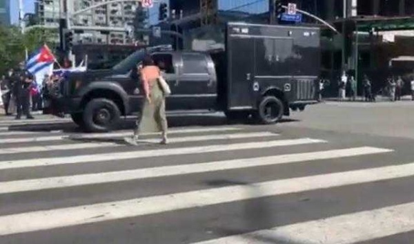 سيدة أمريكية تثير الجدل عند اعتراضها لموكب جو بايدن أثناء مروره باحد شوارع امريكا
