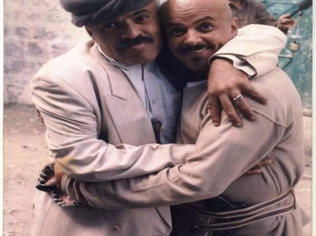 فنان يمني شهير يظهر مجدداً بعد طول غياب في سيلفي مع هذا الممثل .. شاهد كيف اصبح ! .. صورة