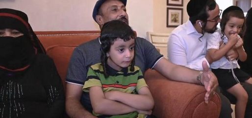 دولة خليجية تلم شمل عائلة يهودية يمنية بعد فراق دام 15 عاماً .. فيديو