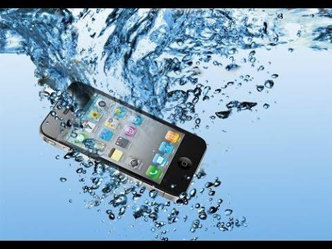 خطوات سريعة لانقاذ هاتفك الذكي اذا وقع في الماء
