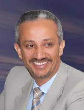 رجل اعمال يمني شهير يصل  الى اليمن عائدا من الخارج ..  وهذه اول مادعا له ! ( الاسم والصورة )