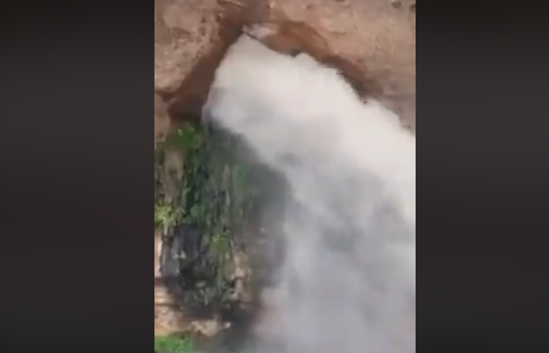 شاهد الفيديو : عين ماء انفجرت بغزارة من عرض أحد الجبال اليمنية مشكلة نهر من المياة العذبة