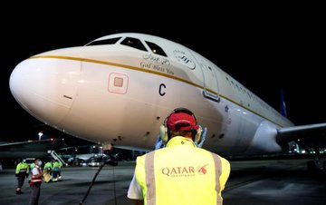 شاهد كيف استقبلت قطر أول طائرة سعودية وصلت إلى الدوحة