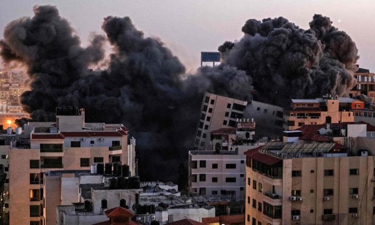 الطائرات الإسرائيلية تنسف ‘‘برج سكني’’ من 13 طابقًا  بالكامل في غزة .. شاهد أول فيديو لحظة تدميره