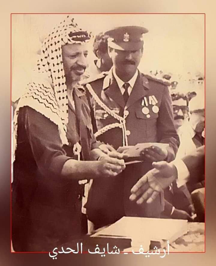 شاهد: صورة نادرة للرئيس الفلسطيني ياسر عرفات مع قائد عسكري يمني راحل 