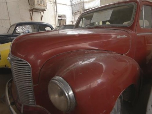 مواطن يمني يمتلك  60  سيارة كلاسيكية ويرفض بيعها أو التفريط بها .. صورة 