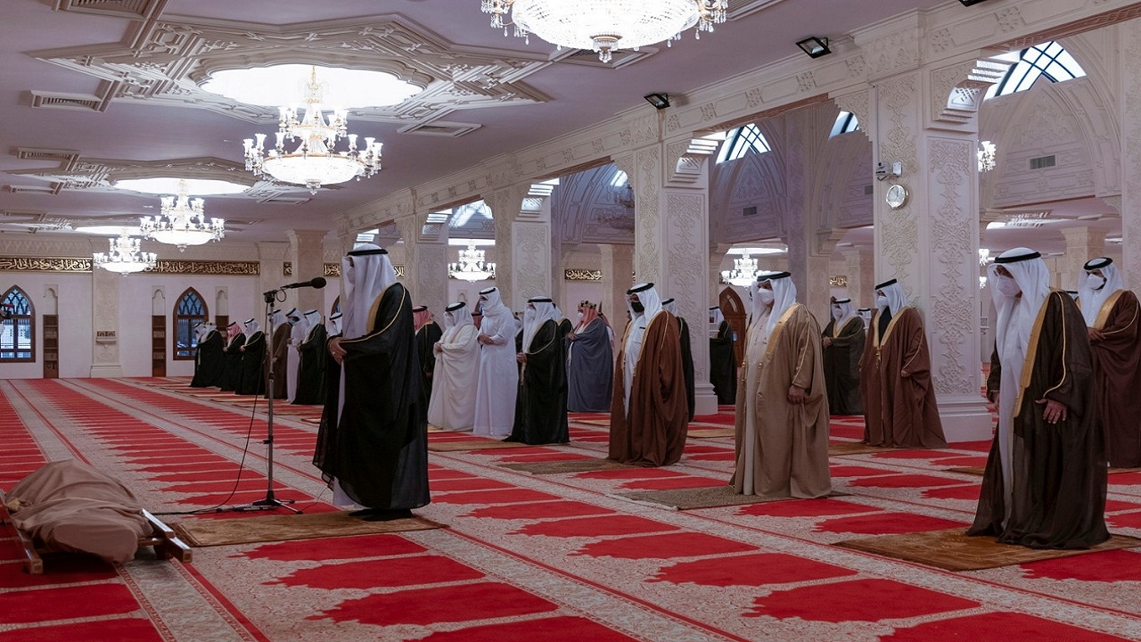 شاهد بالصور..صلاة الجنازة على الأمير خليفة بن سلمان بحضور ملك البحرين