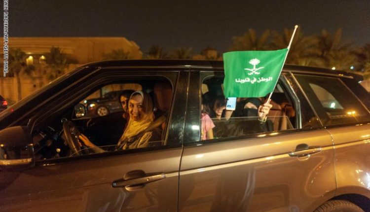 سعودية تقود سيارة