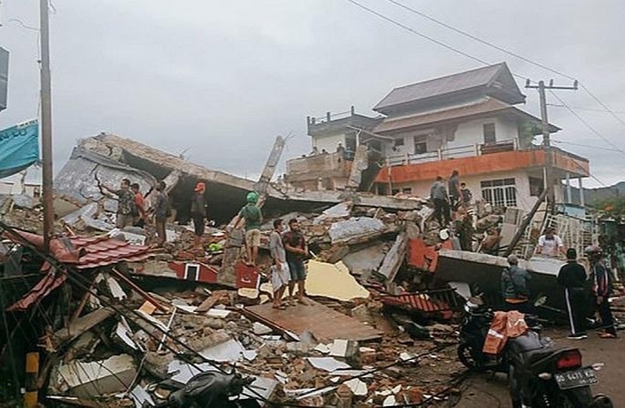 شاهد.. زلزال مدمر بقوة 6.2 يضرب إندونيسيا  الخسائر فادحة وكارثية ( حصيلة الضحايا حتى اللحظة ) 