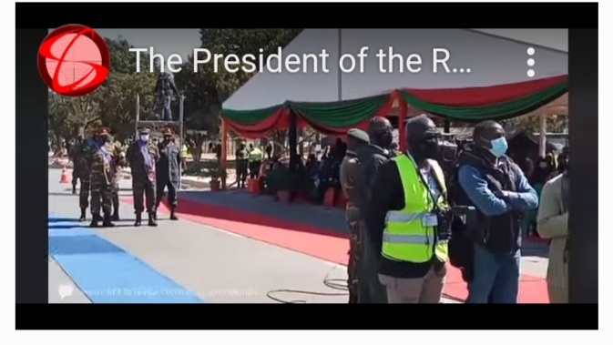 شاهد رئيس هذه الدولة يغمى عليه ويسقط ارضا على الهواء مباشرة أثناء احتفال رسمي ( فيديو )