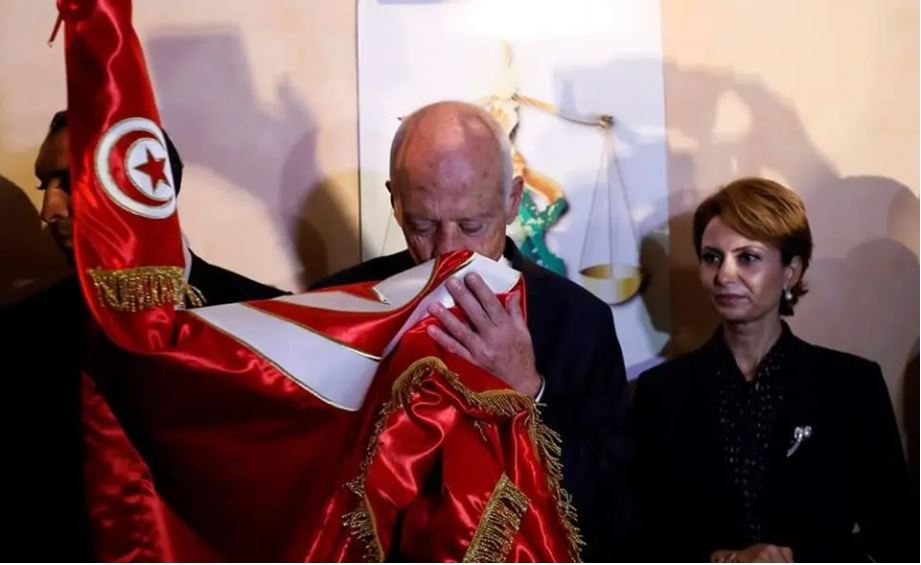 حل لغز المرأة التي تقف خلف الرئيس التونسي الجديد قيس سعيد بإستمرار ( شاهد الصور )