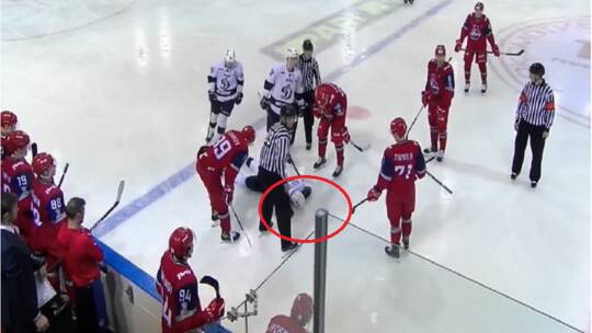 قرص الهوكي يتسبب في مقتل لاعب روسي