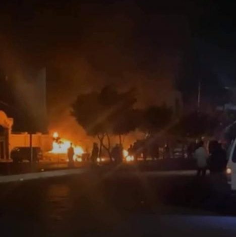 بعد احتراق اكبر مركز تجاري بساعات .. اندلاع حريق هائل بأهم شوارع العاصمة صنعاء ( تفاصيل )