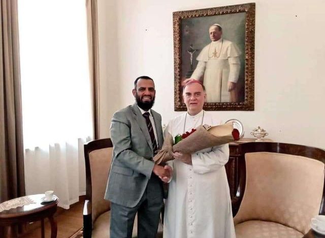 الرجل الديني السلفي ”هاني بن بريك” ينشر صورة له مع رجل مسيحي في القاهرة يثير الجدل .. وهكذا علق عليها؟ (شاهد )