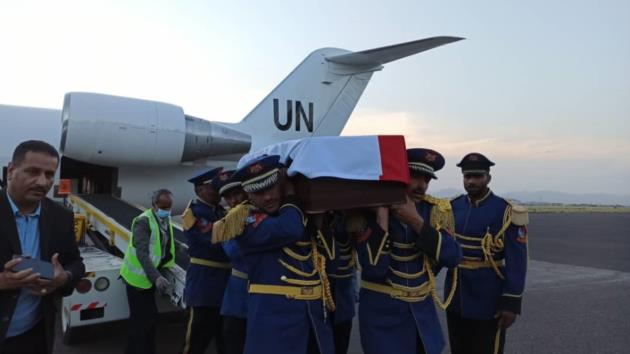 الاعلام الحوثي يحسم الجدل ويكشف عن اسم القيادي الحوثي الذي وصل جثمانه على متن طائرة أممية إلى صنعاء