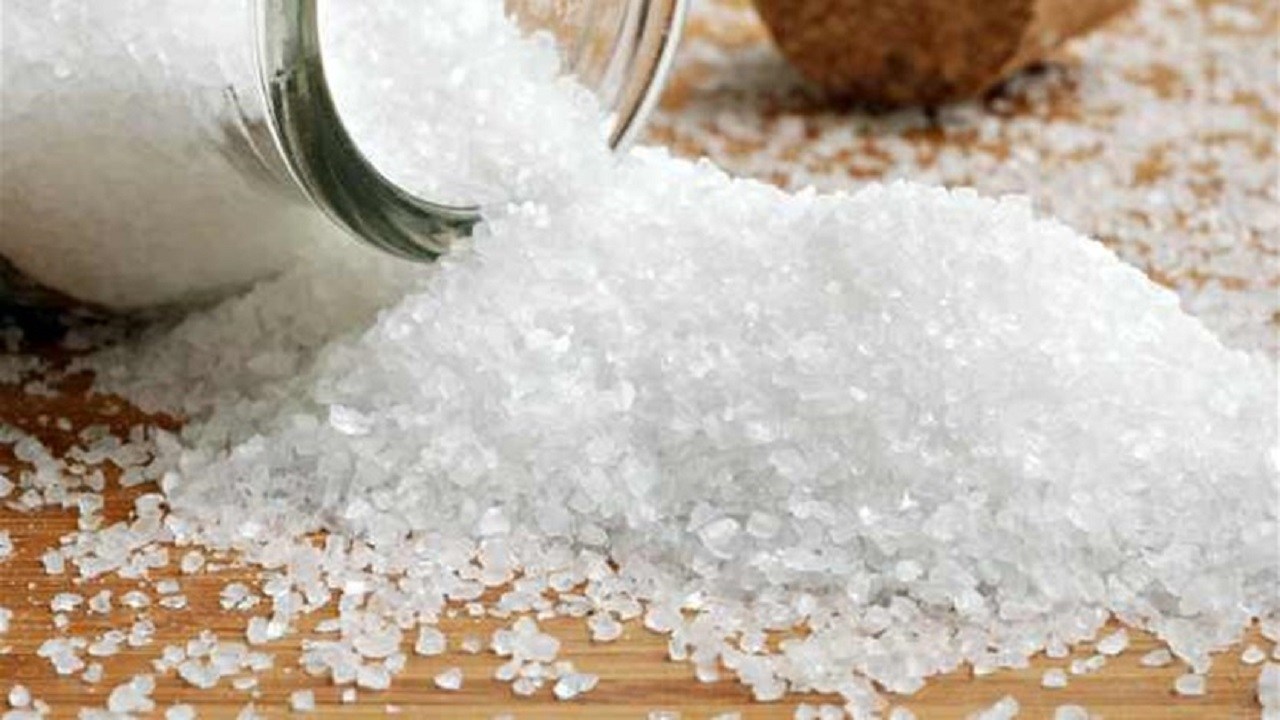 وصفة بسيطة من الملح وزيت النعناع لتنحيف الذقن