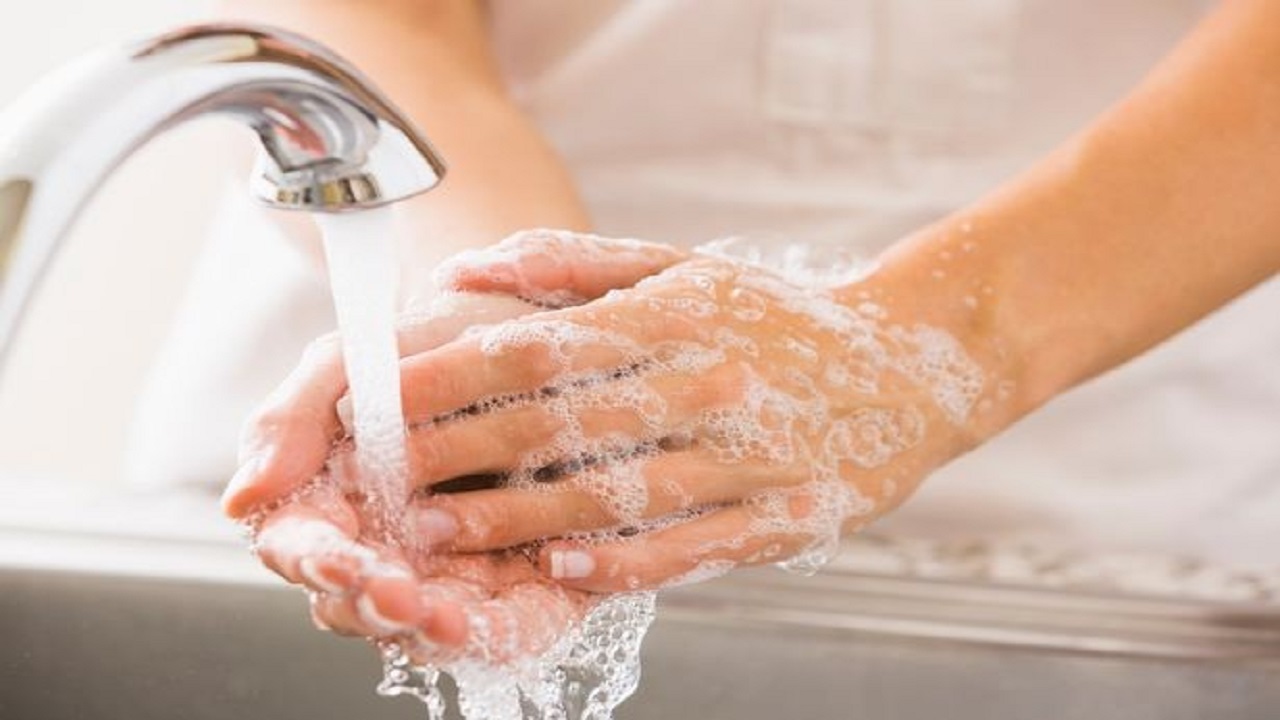 أضرار تحدث عند الإفراط في غسل اليدين بالمنظفات القوية والماء الساخن