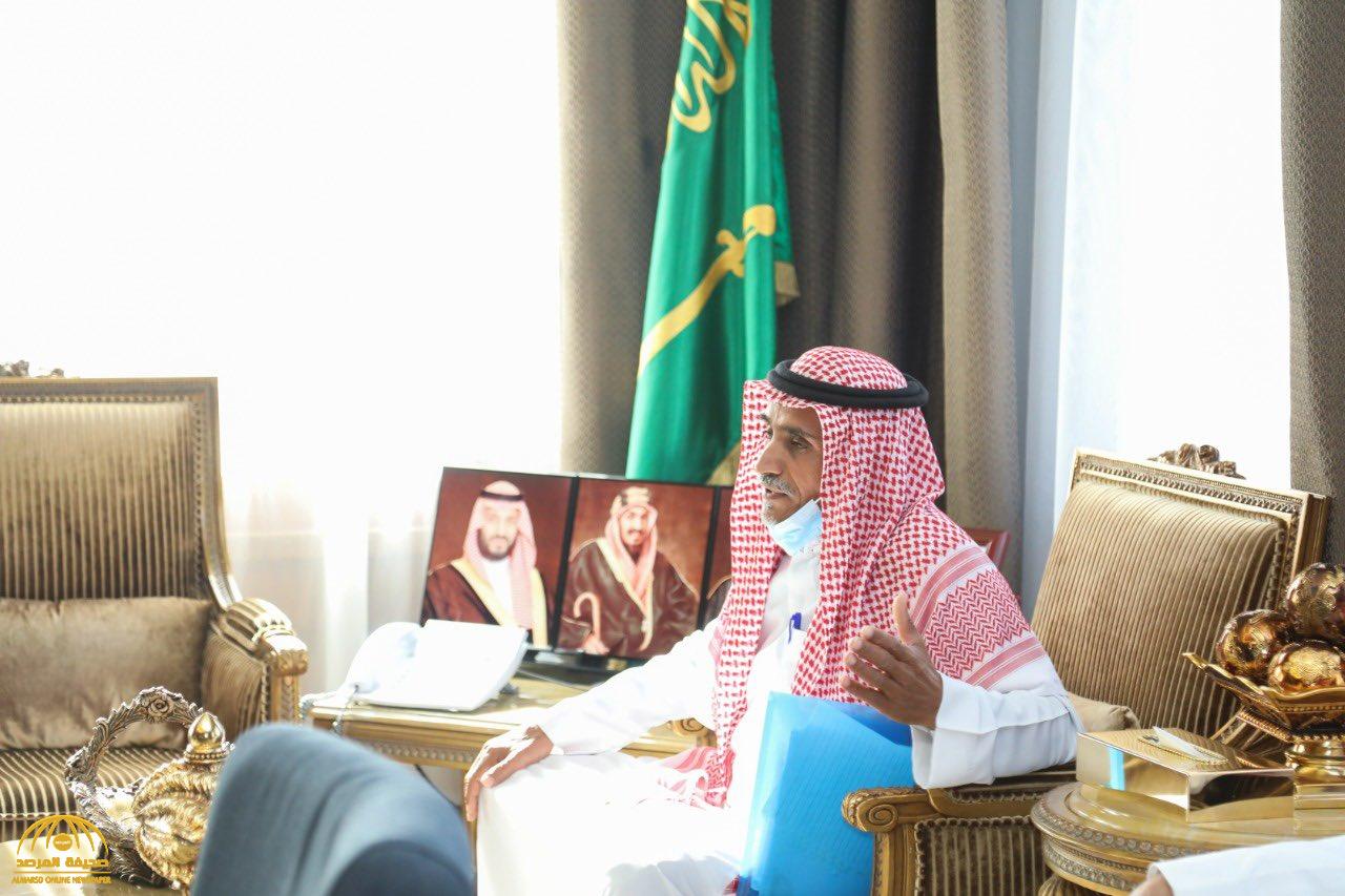شاهد.. أمير سعودي بارز يتدخل لإنقاذ مغترب يمني من الإعدام .. وهذا ما حدث داخل مكتبه (صور)