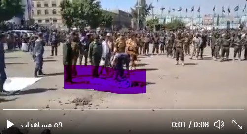 عاجل .. شاهد أول فيديو للحظة إعدام  جماعة الحوثي ل8 متهمين بإغتيال ”الصماد” في ميدان التحرير قبل قليل 