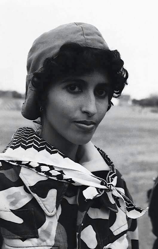 شاهد ..إمرأة يمنية من أوائل المظليات في الشرق الأوسط والأولى في الجزيرة العربية ( الإسم والصورة )