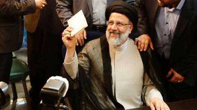 أول دولة خليجية تهنئ ” ابراهيم رئيسي” بفوزه برئاسة إيران 