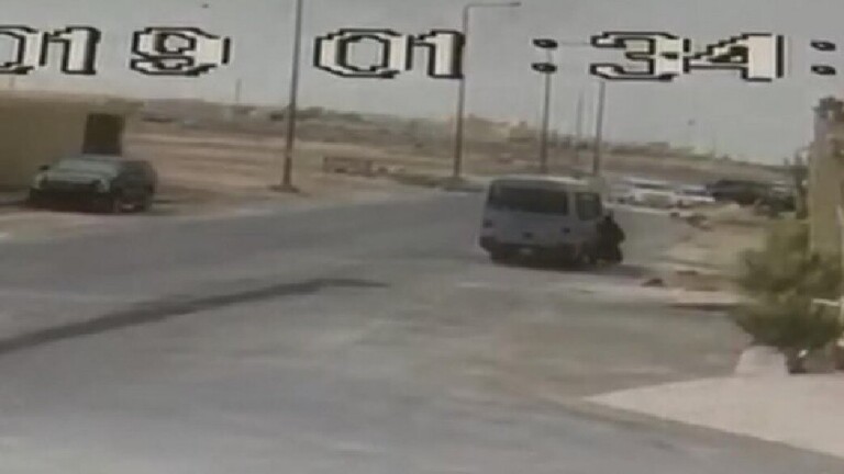 رصدته كاميرا مراقبة أمام منزلها .. شاهد حادث مأساوي يتسبب بوفاة طالبة سعودية (فيديو)