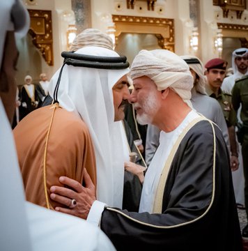 شاهد ماذا فعل .. أمير قطر السابق خلال عزاء السلطان قابوس .. مشهد مؤثر (صورة)