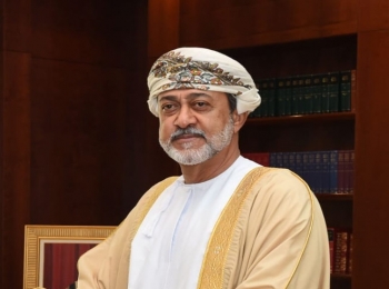 لأول مرة .. وزير يمني يعلن مفاجأة عن سلطان عمان الجديد 