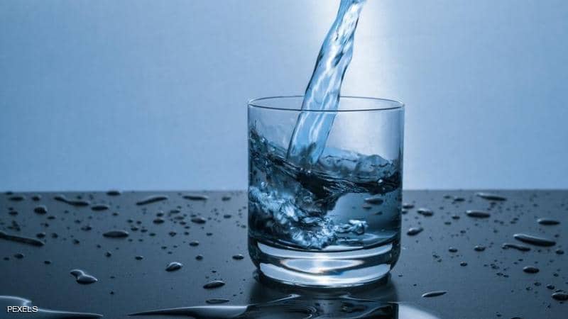شرب الماء صباحا على معدة خاوية .. ماذا يفعل بجسمك ؟