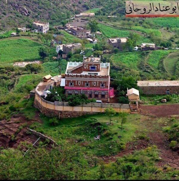 شاهد صورتين لمنزل في اليمن صنف بالأجمل من حيث الاطلالة والزخرفة