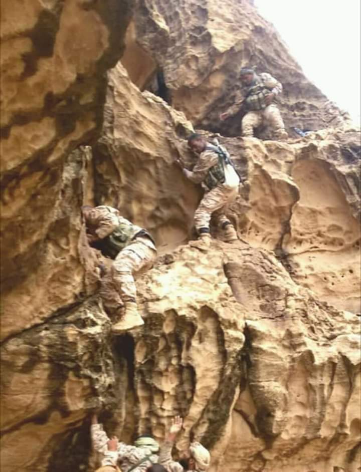 شاهد أول صورة للجيش الوطني أثناء تسلقه أصعب الجبال في نهم وأنتزاعها من يد الحوثيين